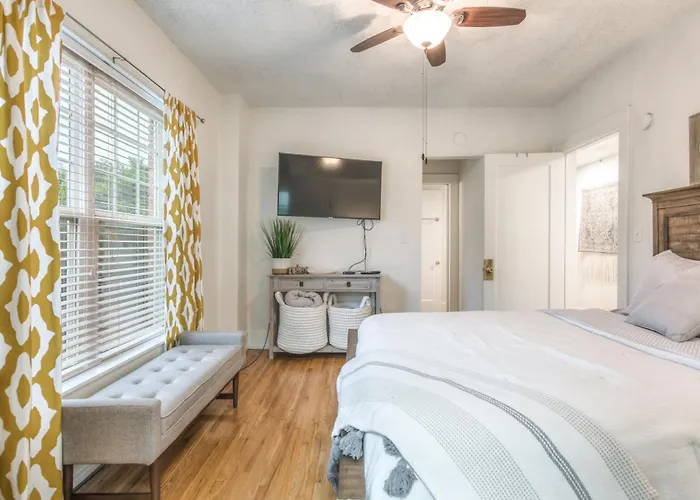 Carson Flats #4 | 1br • Near Bok• Osu Med•dtwn Apartment